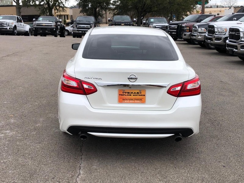 Nissan Altima Vehicle Full-screen Gallery Image 9