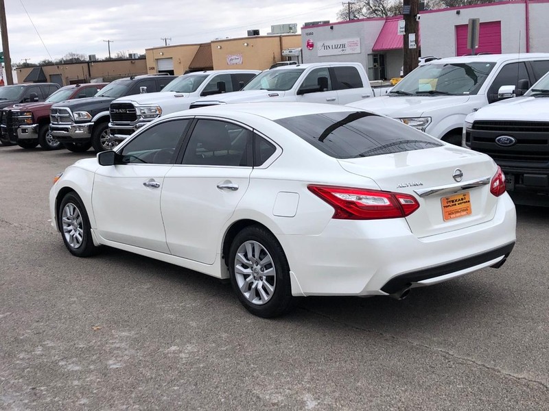 Nissan Altima Vehicle Full-screen Gallery Image 10