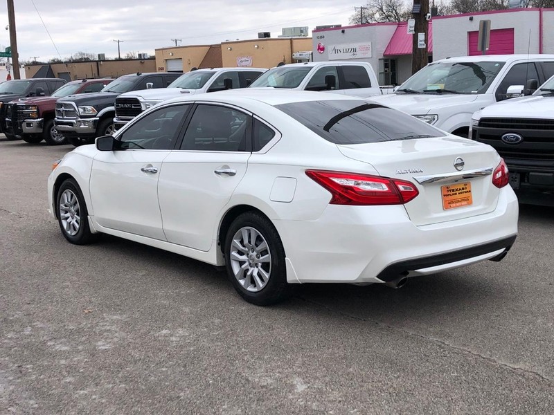 Nissan Altima Vehicle Full-screen Gallery Image 11