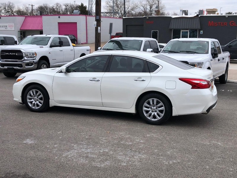 Nissan Altima Vehicle Full-screen Gallery Image 12