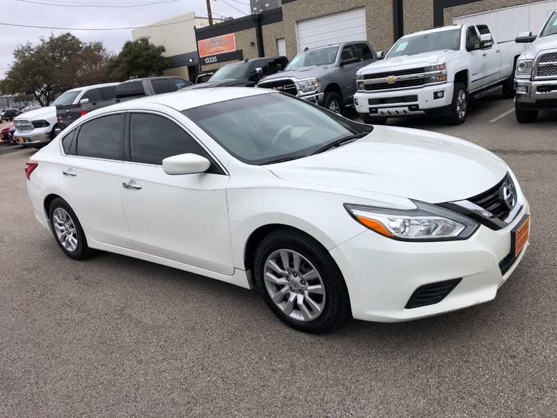 Nissan Altima Vehicle Full-screen Gallery Image 13