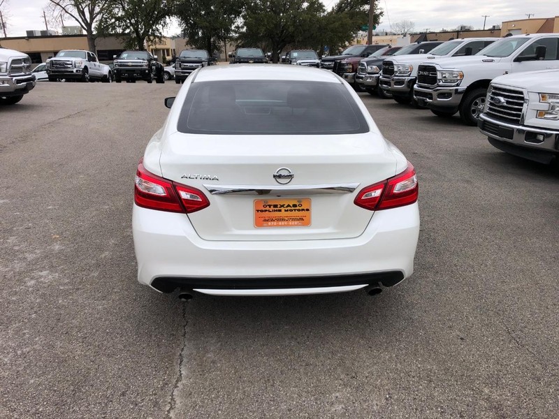 Nissan Altima Vehicle Full-screen Gallery Image 15