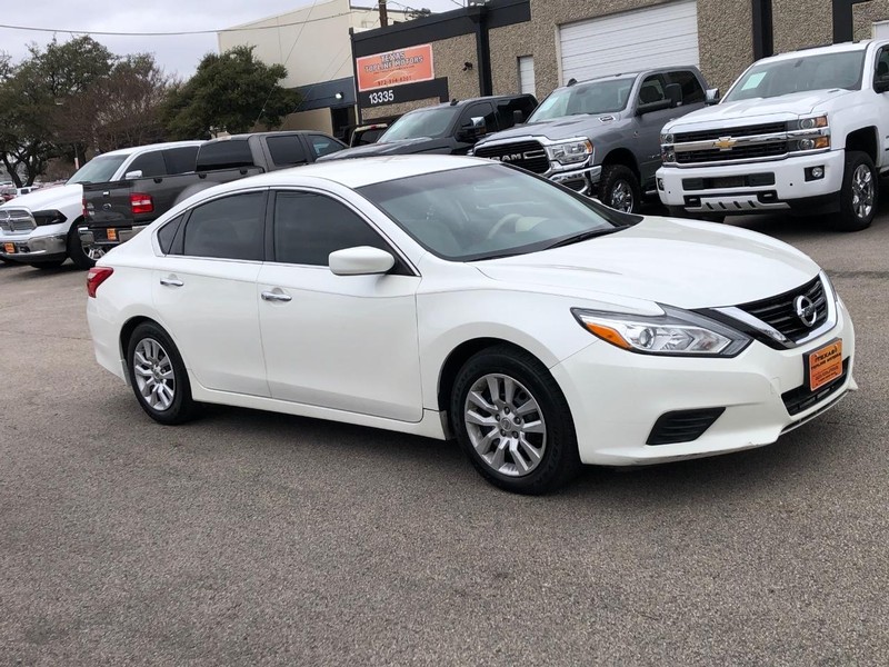 Nissan Altima Vehicle Full-screen Gallery Image 16