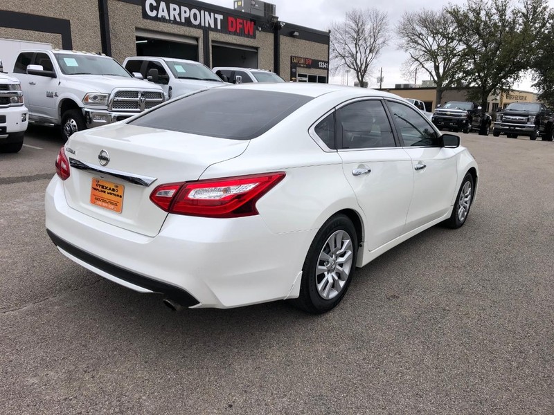 Nissan Altima Vehicle Full-screen Gallery Image 17