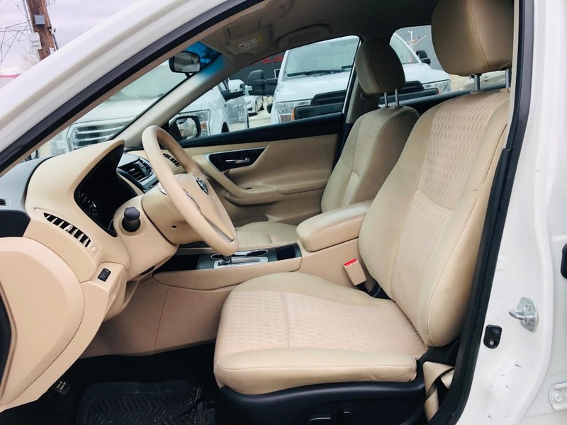 Nissan Altima Vehicle Full-screen Gallery Image 18