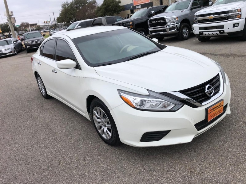 Nissan Altima Vehicle Full-screen Gallery Image 19