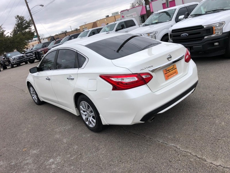 Nissan Altima Vehicle Full-screen Gallery Image 21