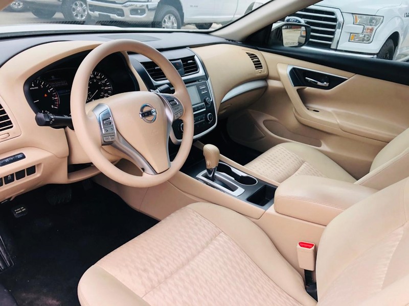 Nissan Altima Vehicle Full-screen Gallery Image 22