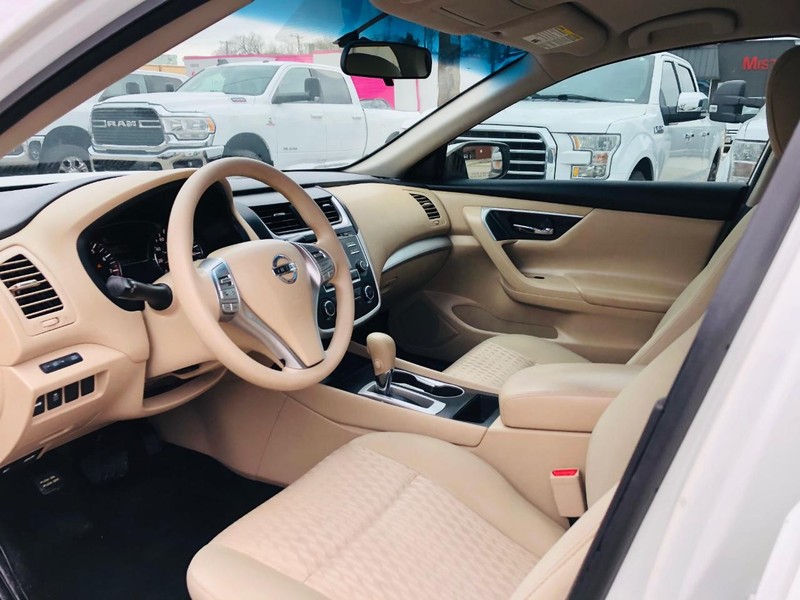 Nissan Altima Vehicle Full-screen Gallery Image 23