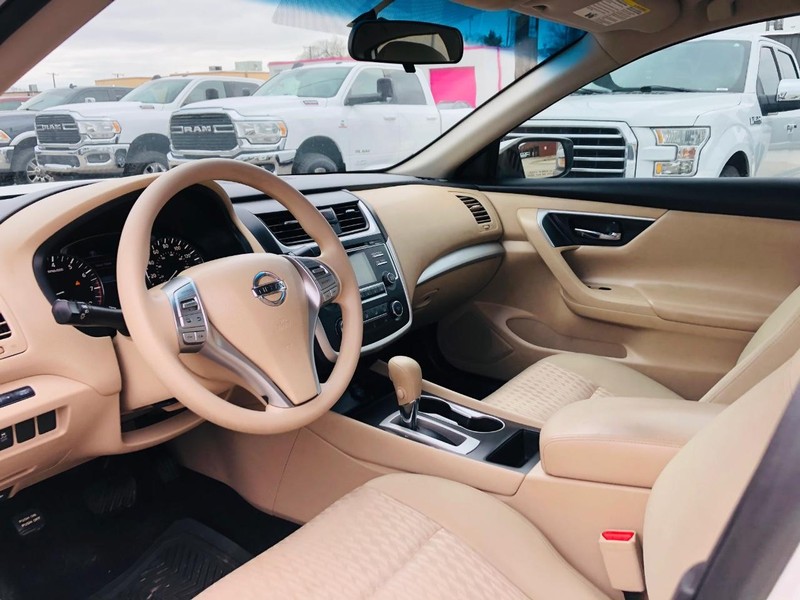 Nissan Altima Vehicle Full-screen Gallery Image 24