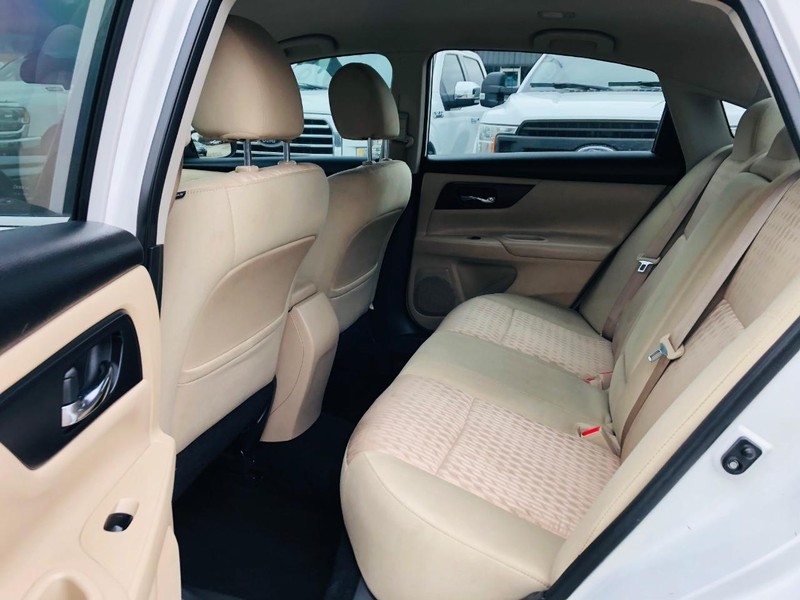 Nissan Altima Vehicle Full-screen Gallery Image 25