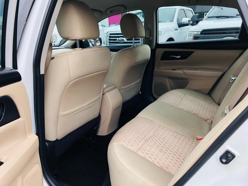 Nissan Altima Vehicle Full-screen Gallery Image 26