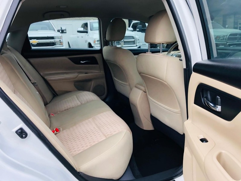 Nissan Altima Vehicle Full-screen Gallery Image 27