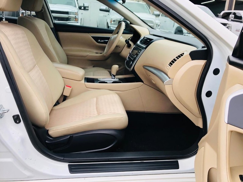 Nissan Altima Vehicle Full-screen Gallery Image 28