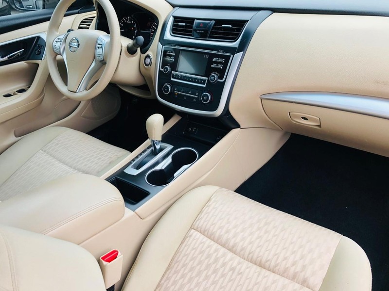 Nissan Altima Vehicle Full-screen Gallery Image 29