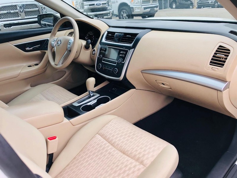 Nissan Altima Vehicle Full-screen Gallery Image 30