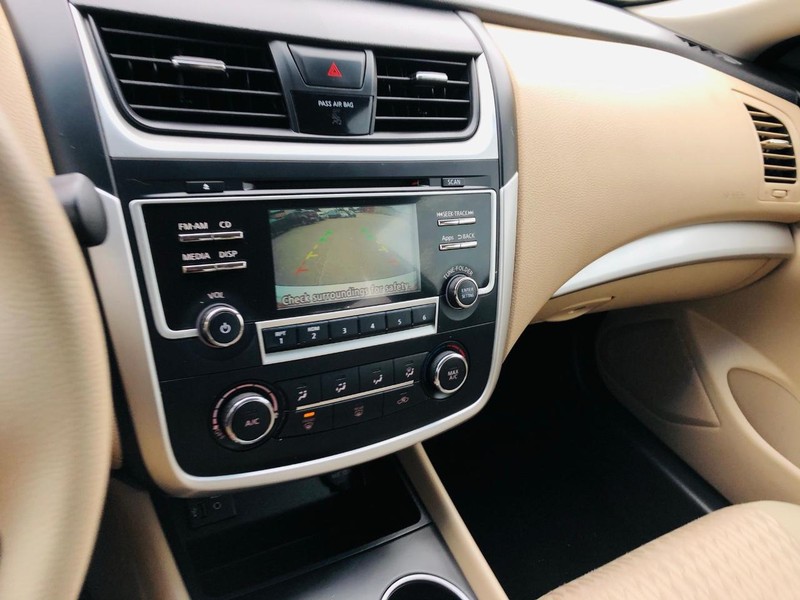 Nissan Altima Vehicle Full-screen Gallery Image 33