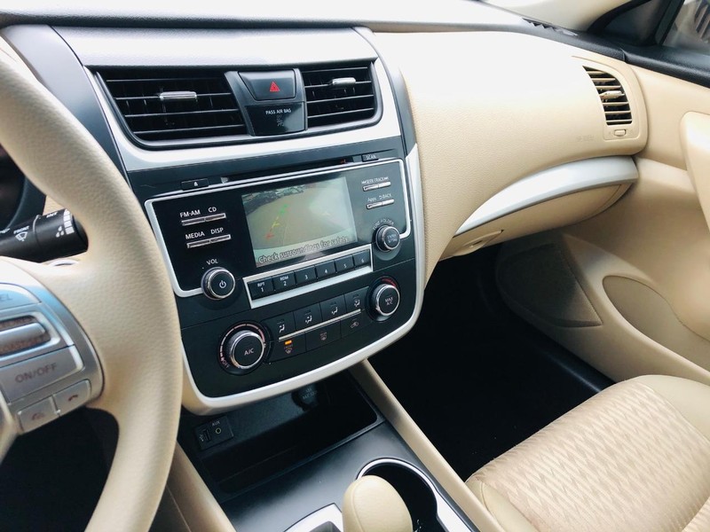 Nissan Altima Vehicle Full-screen Gallery Image 35