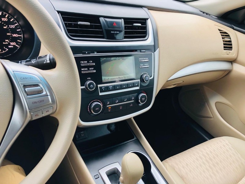 Nissan Altima Vehicle Full-screen Gallery Image 36