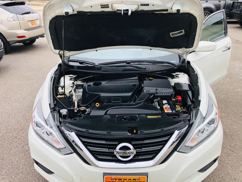 Nissan Altima Vehicle Full-screen Gallery Image 37