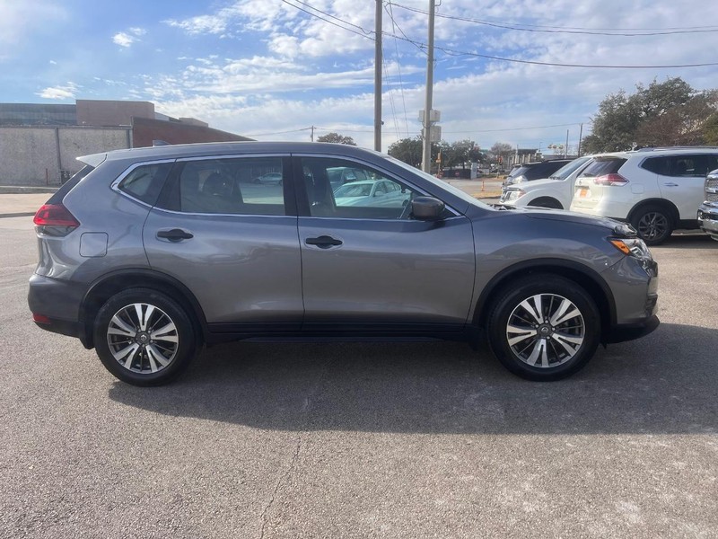 Nissan Rogue Vehicle Full-screen Gallery Image 3