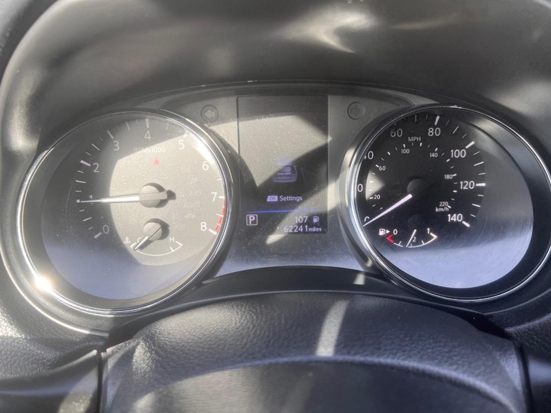 Nissan Rogue Vehicle Full-screen Gallery Image 4