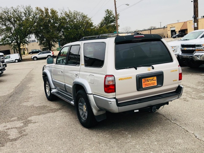 Toyota 4Runner Vehicle Full-screen Gallery Image 6