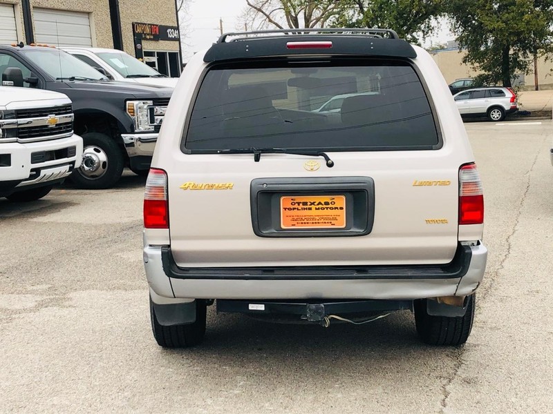 Toyota 4Runner Vehicle Full-screen Gallery Image 7