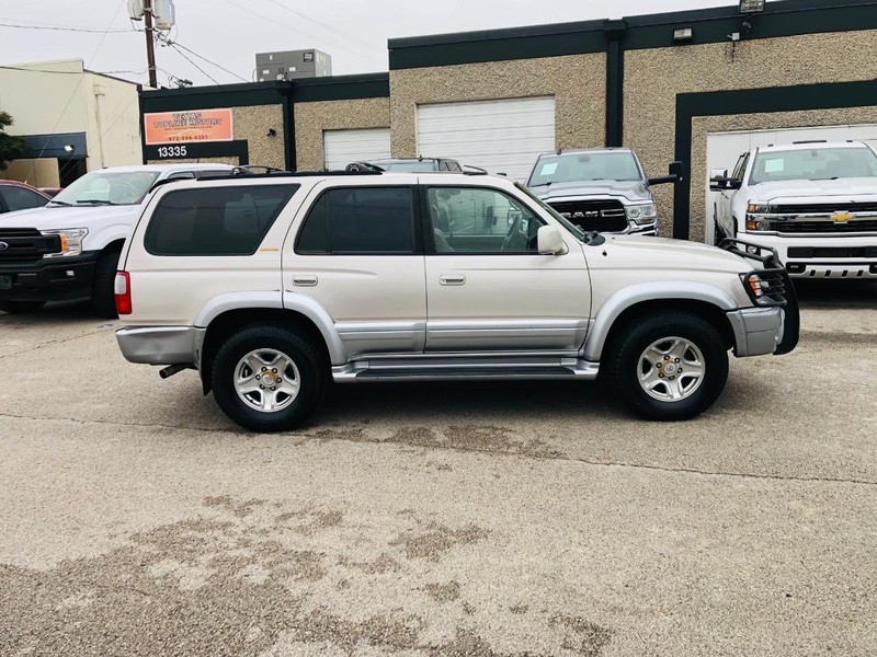 Toyota 4Runner Vehicle Full-screen Gallery Image 9