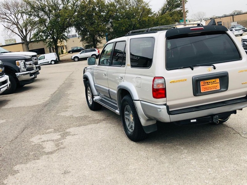 Toyota 4Runner Vehicle Full-screen Gallery Image 10