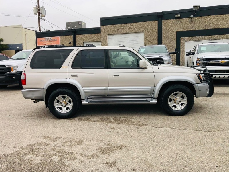 Toyota 4Runner Vehicle Full-screen Gallery Image 12