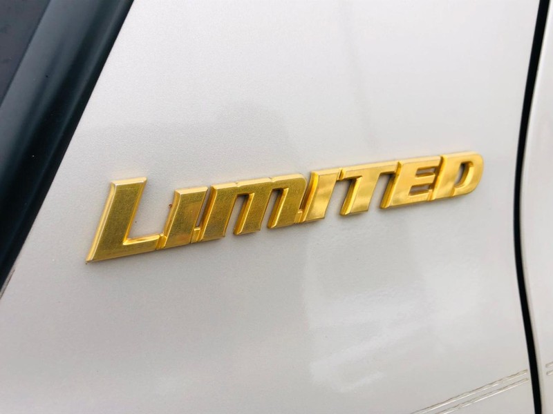 Toyota 4Runner Vehicle Full-screen Gallery Image 13