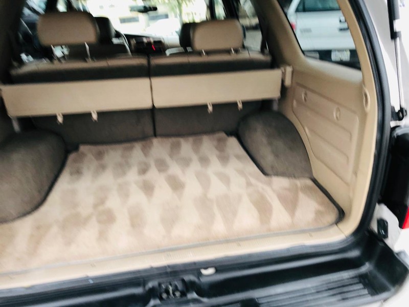 Toyota 4Runner Vehicle Full-screen Gallery Image 16