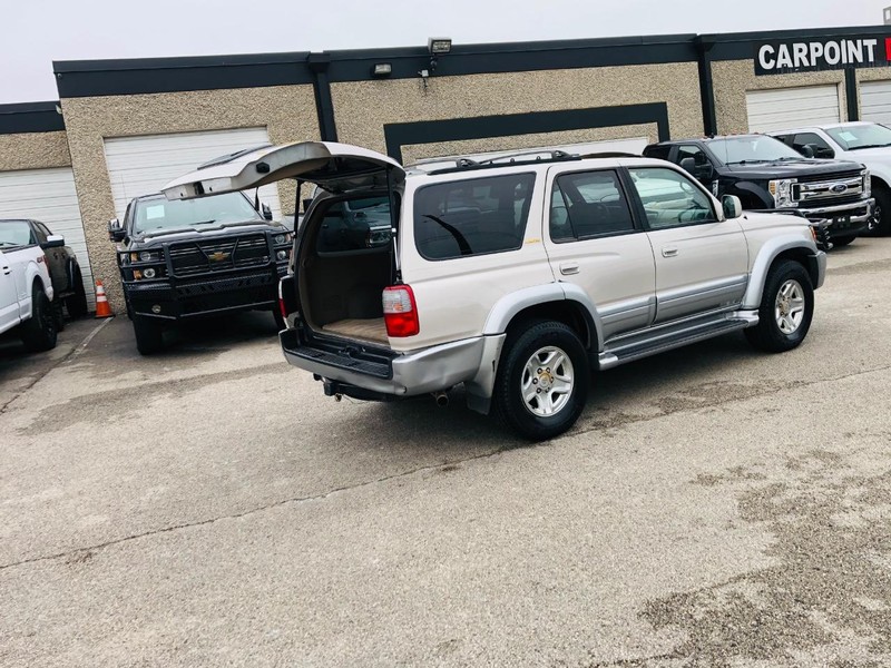 Toyota 4Runner Vehicle Full-screen Gallery Image 17