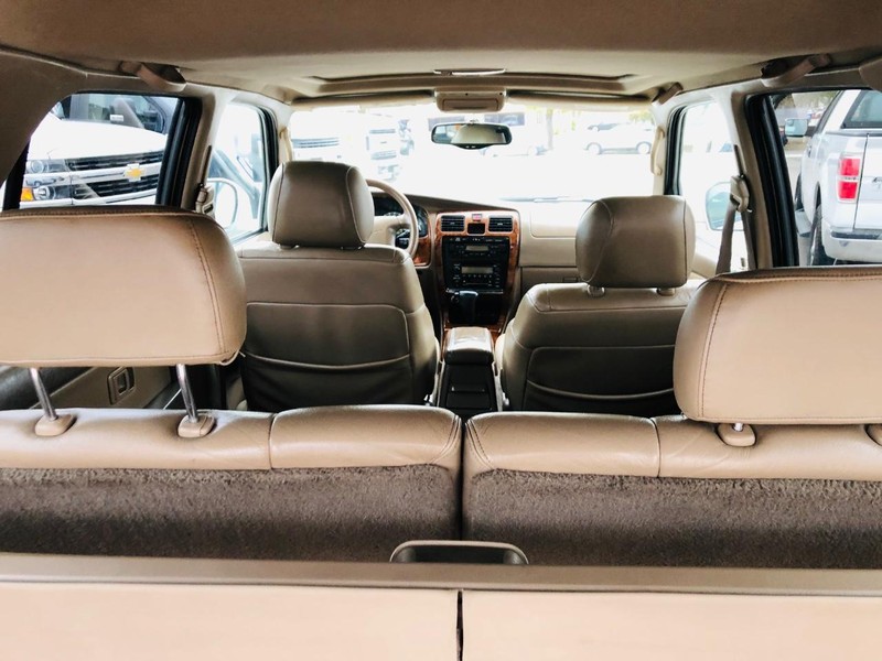 Toyota 4Runner Vehicle Full-screen Gallery Image 18