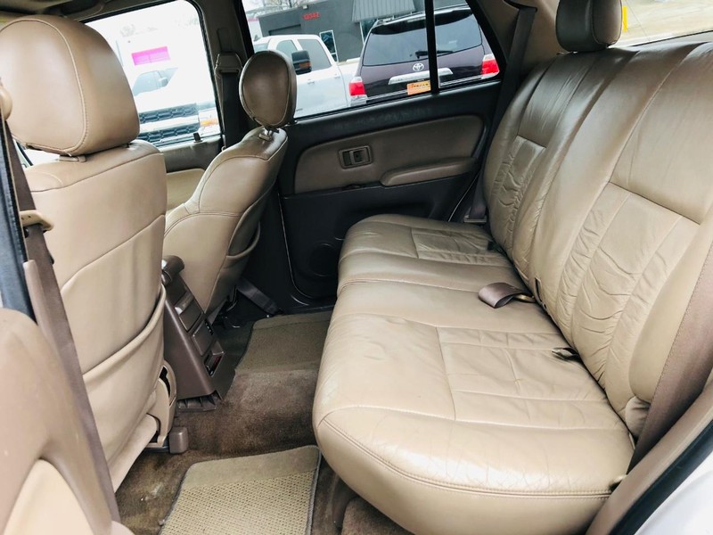 Toyota 4Runner Vehicle Full-screen Gallery Image 21