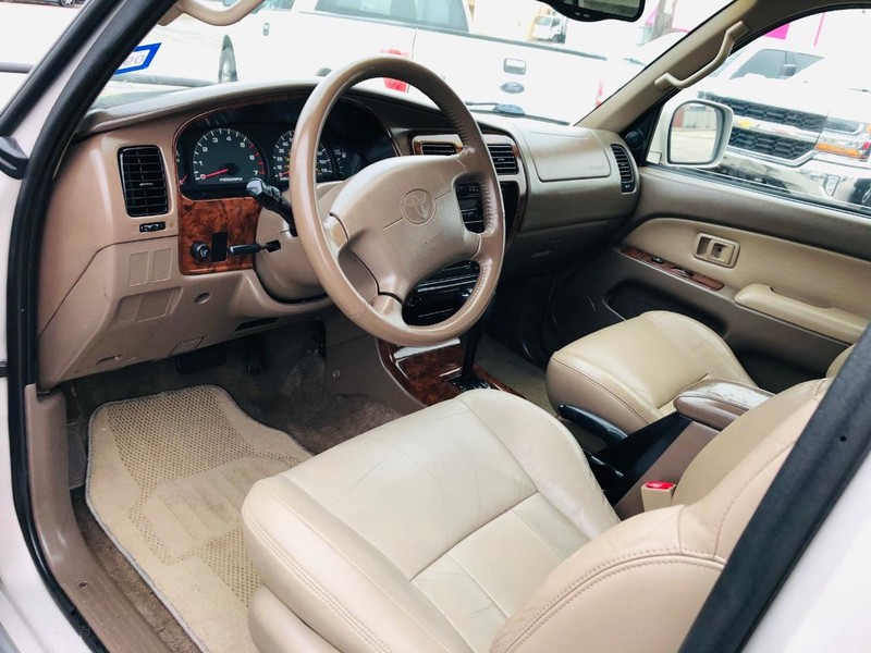 Toyota 4Runner Vehicle Full-screen Gallery Image 23