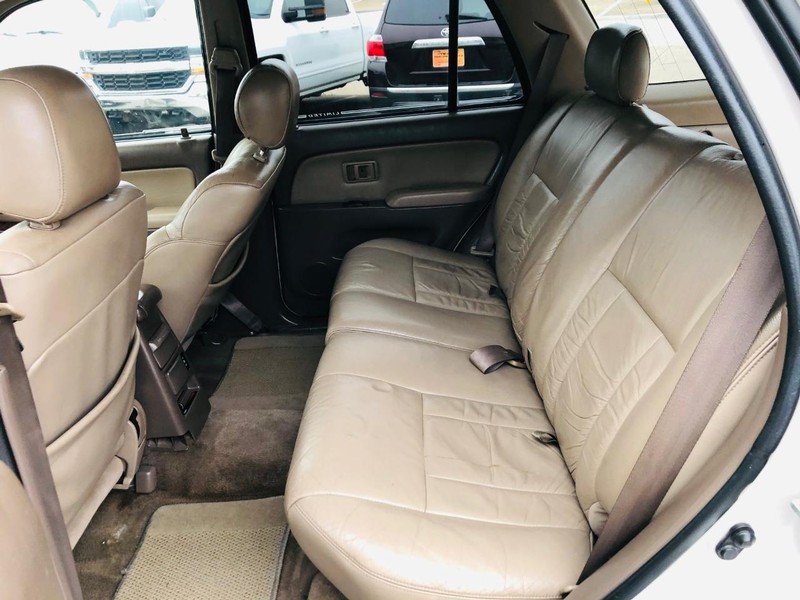 Toyota 4Runner Vehicle Full-screen Gallery Image 24