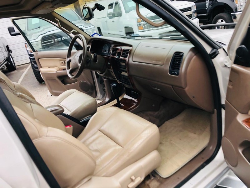 Toyota 4Runner Vehicle Full-screen Gallery Image 26