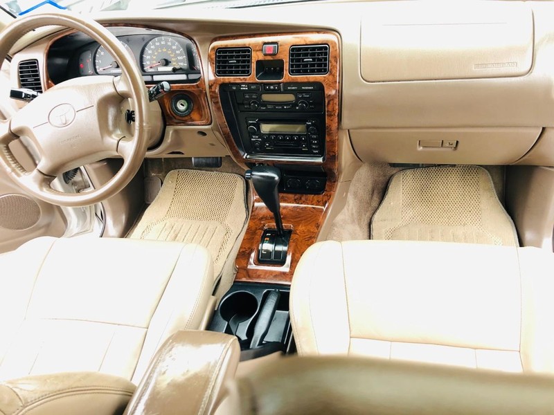 Toyota 4Runner Vehicle Full-screen Gallery Image 27