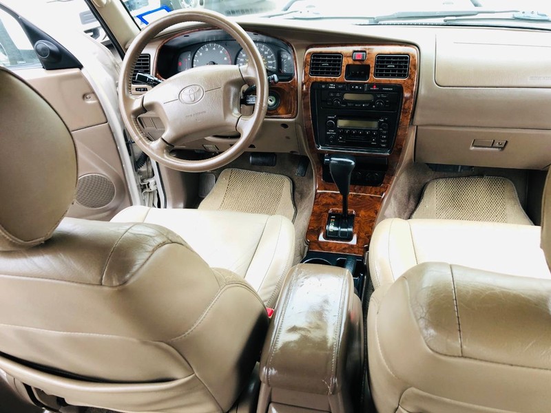 Toyota 4Runner Vehicle Full-screen Gallery Image 28