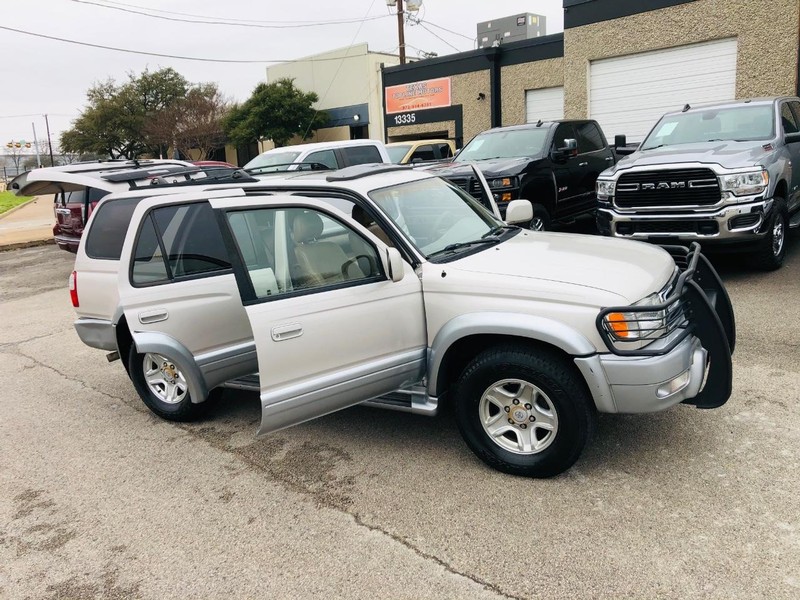 Toyota 4Runner Vehicle Full-screen Gallery Image 30