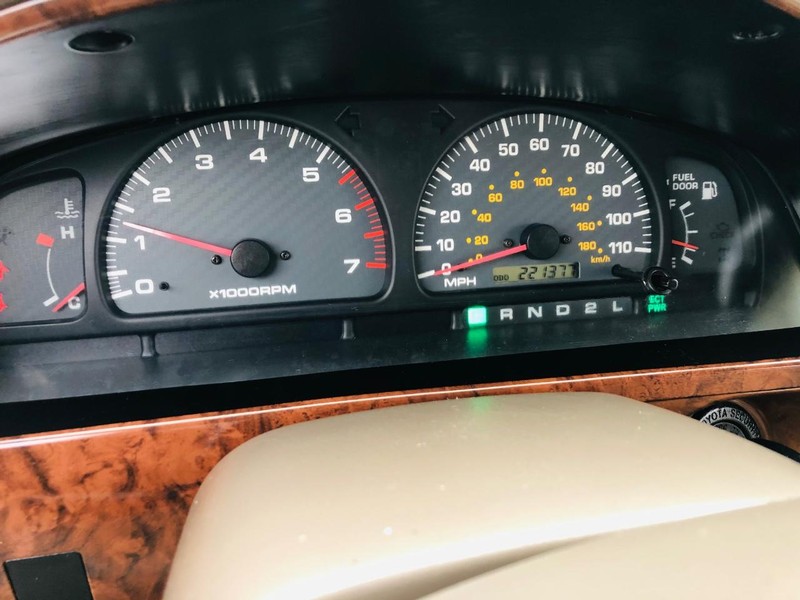 Toyota 4Runner Vehicle Full-screen Gallery Image 32