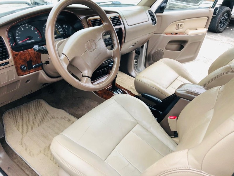 Toyota 4Runner Vehicle Full-screen Gallery Image 33