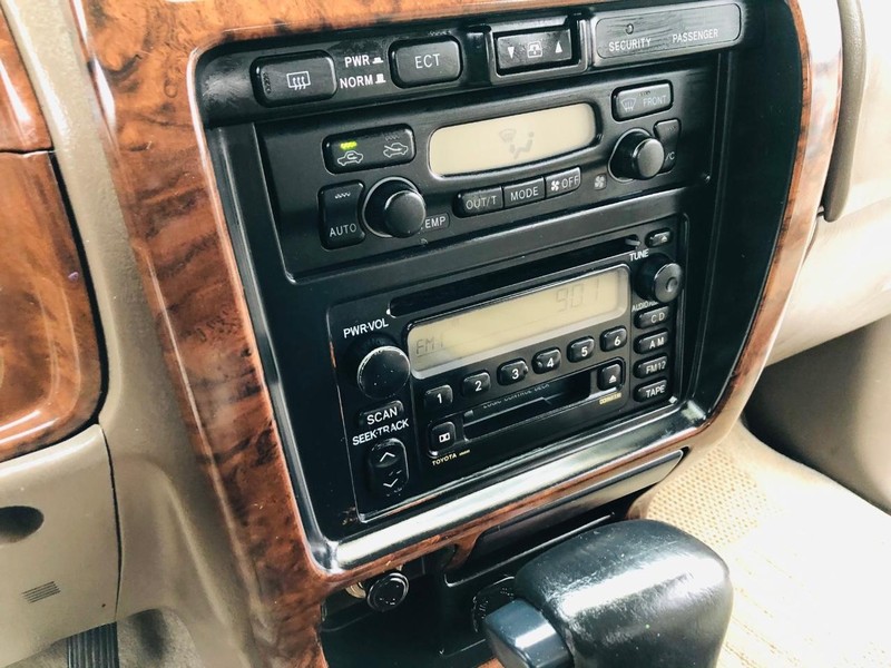 Toyota 4Runner Vehicle Full-screen Gallery Image 35