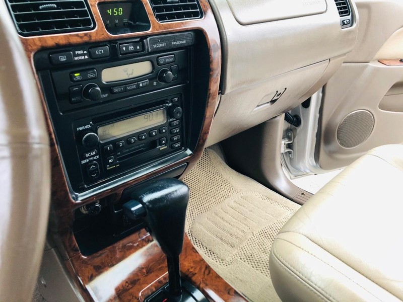 Toyota 4Runner Vehicle Full-screen Gallery Image 36