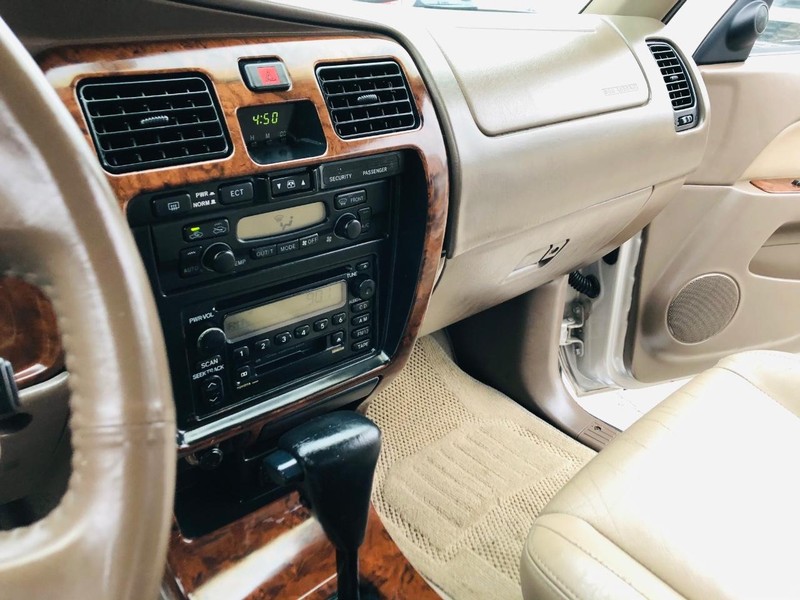 Toyota 4Runner Vehicle Full-screen Gallery Image 37