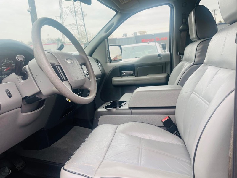 Ford F-150 Vehicle Full-screen Gallery Image 23