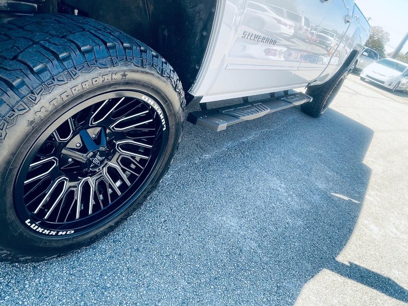 Chevrolet Silverado 1500 Vehicle Full-screen Gallery Image 32