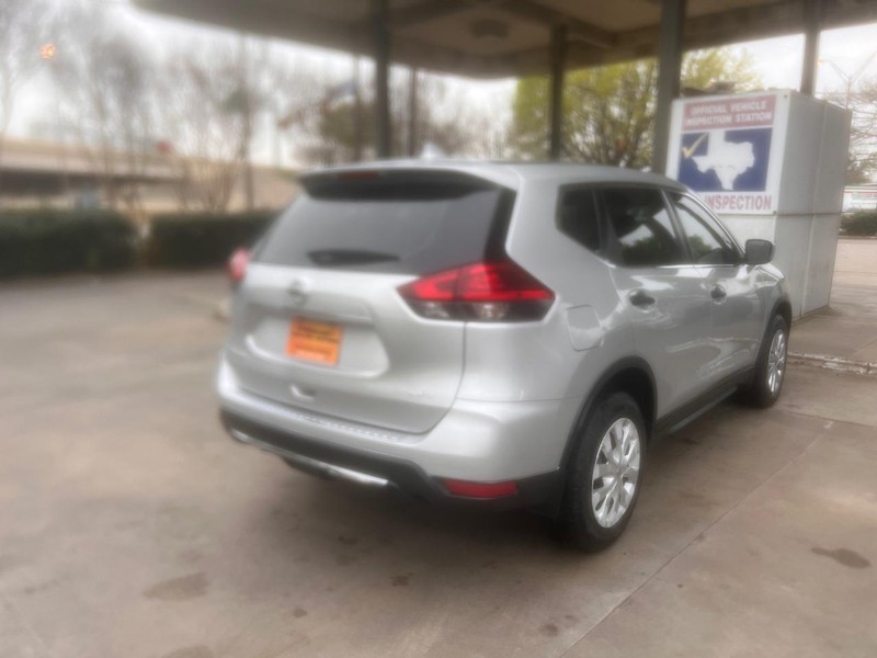 Nissan Rogue Vehicle Full-screen Gallery Image 02